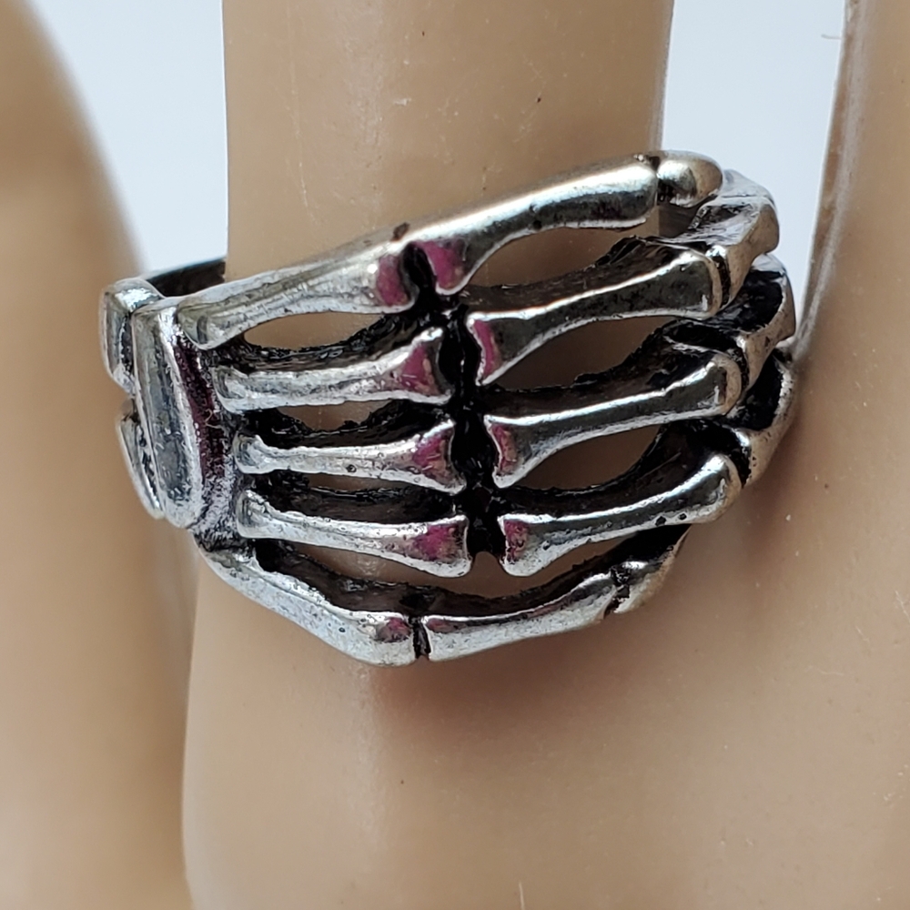 HALLOWEEN  skelletton hands  Ring size 10 vintage silver  *